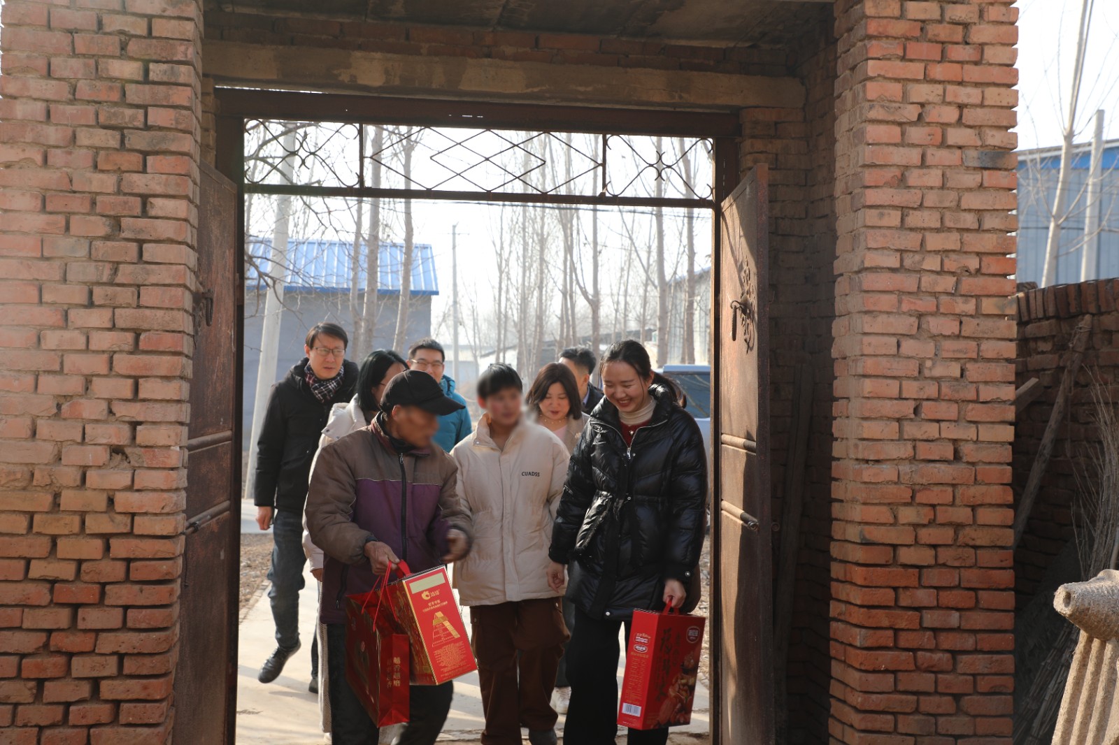 情暖新春 助學(xué)致遠(yuǎn)——四建地產(chǎn)黨支部開展新春扶貧助學(xué)走訪慰問活動